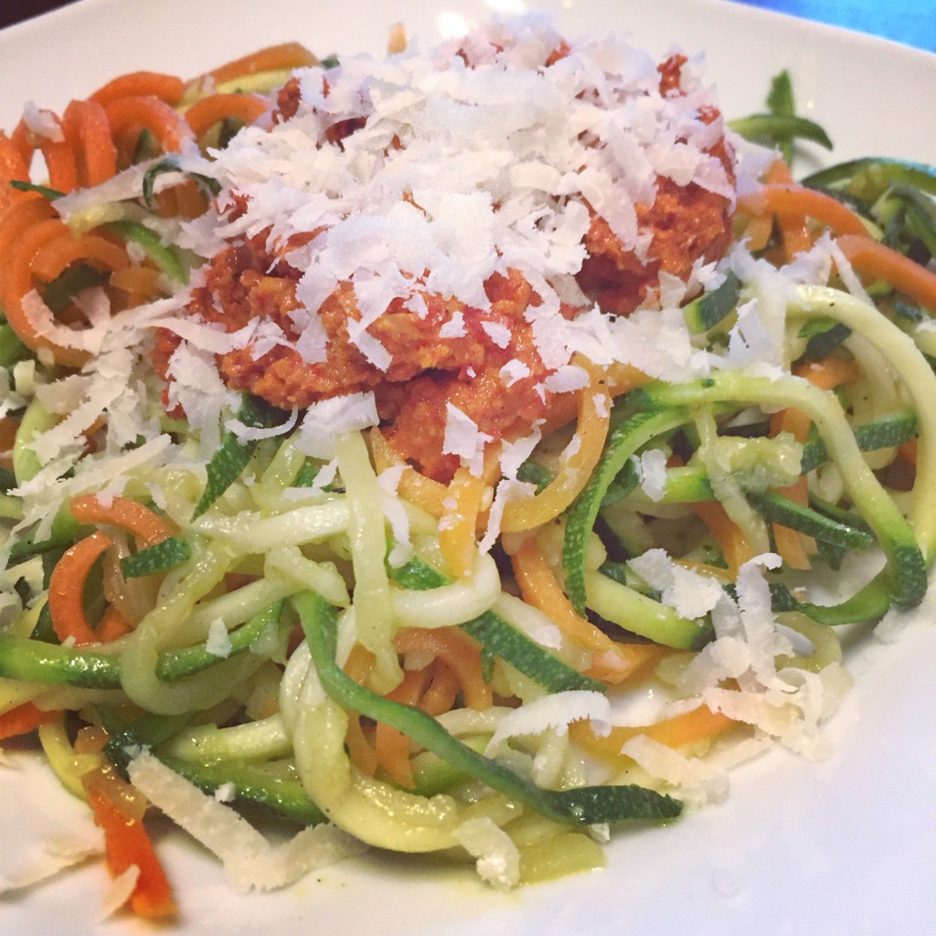 Zucchini-Spaghetti Paprika-Pesto